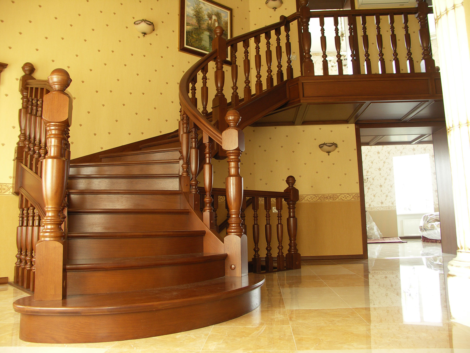 Лестницы в частном доме фото дерево. Деревянная лестница. Лестница в доме. Красивые деревянные лестницы. Лестница из дерева.